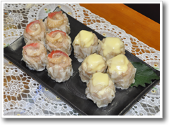 色鮮やかなホッキしゅうまいと帆立チーズしゅうまいは華隆の主力商品